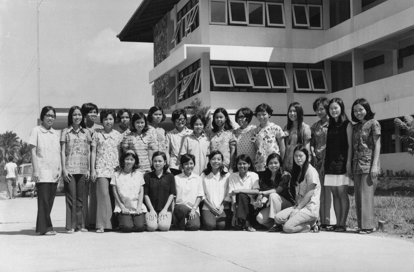 นักศึกษาหญิง ถ่ายรูปหน้าตึกหอพักนักศึกษา วิทยาเขตปัตตานี