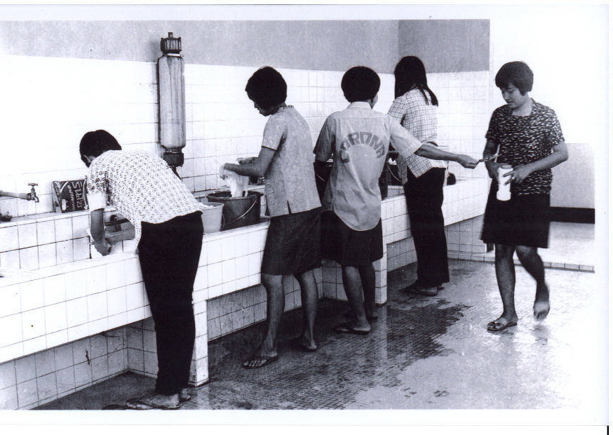 ชีวิตประจำวันของนักศึกษาในสมัยอดีต-การซักผ้า